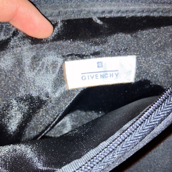 Givenchy makeup bag! 🖤✨ - Picture 4 of 6